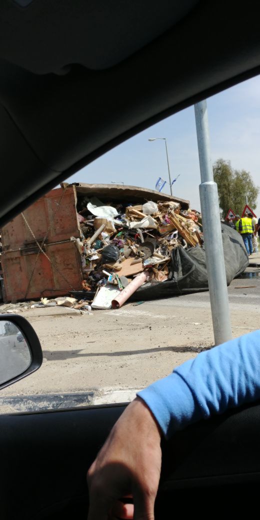 המשאית בצומת שוקת (צילום: משה, באמצעות הוואצאפ)